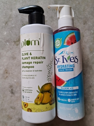 Picture of St.Ives Hydrating face wash